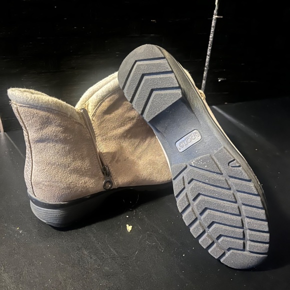 Sporto Women’s Faux Suede Ankle Boots - Picture 3 of 5